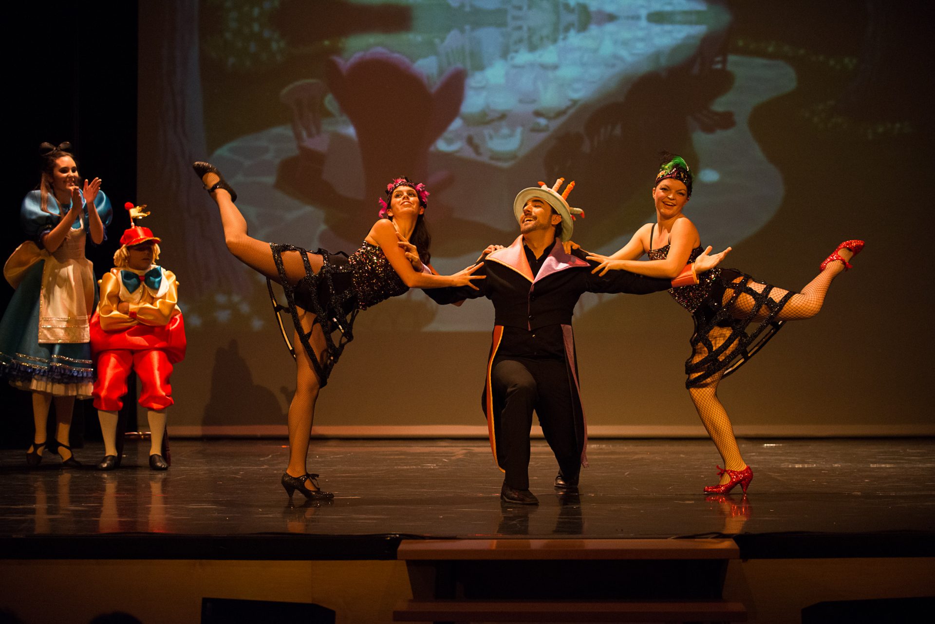 Foto del Centro de Danza Sandra Santa Cruz del espectáculo "Con mis mejores deseos" de un fragmento de Alicia en el país de las maravillas donde el sombrerero loco se prepara para tomar con sus invitados una taza de té