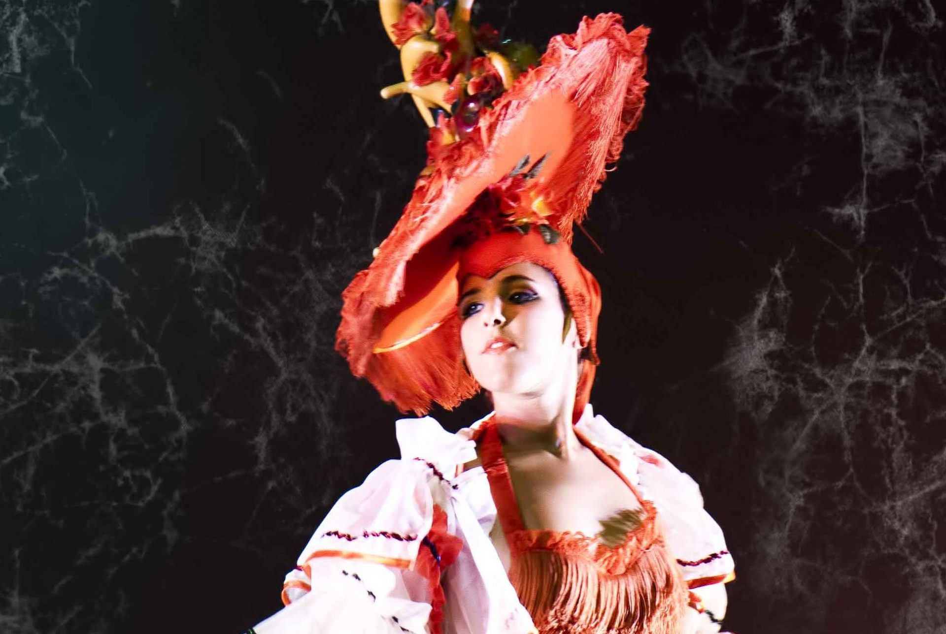 Foto de Judith Trujillo, bailarina del Centro de Danza Sandra Santa Cruz en el espectáculo del 20 Aniversario del Centro vestida de rumbera