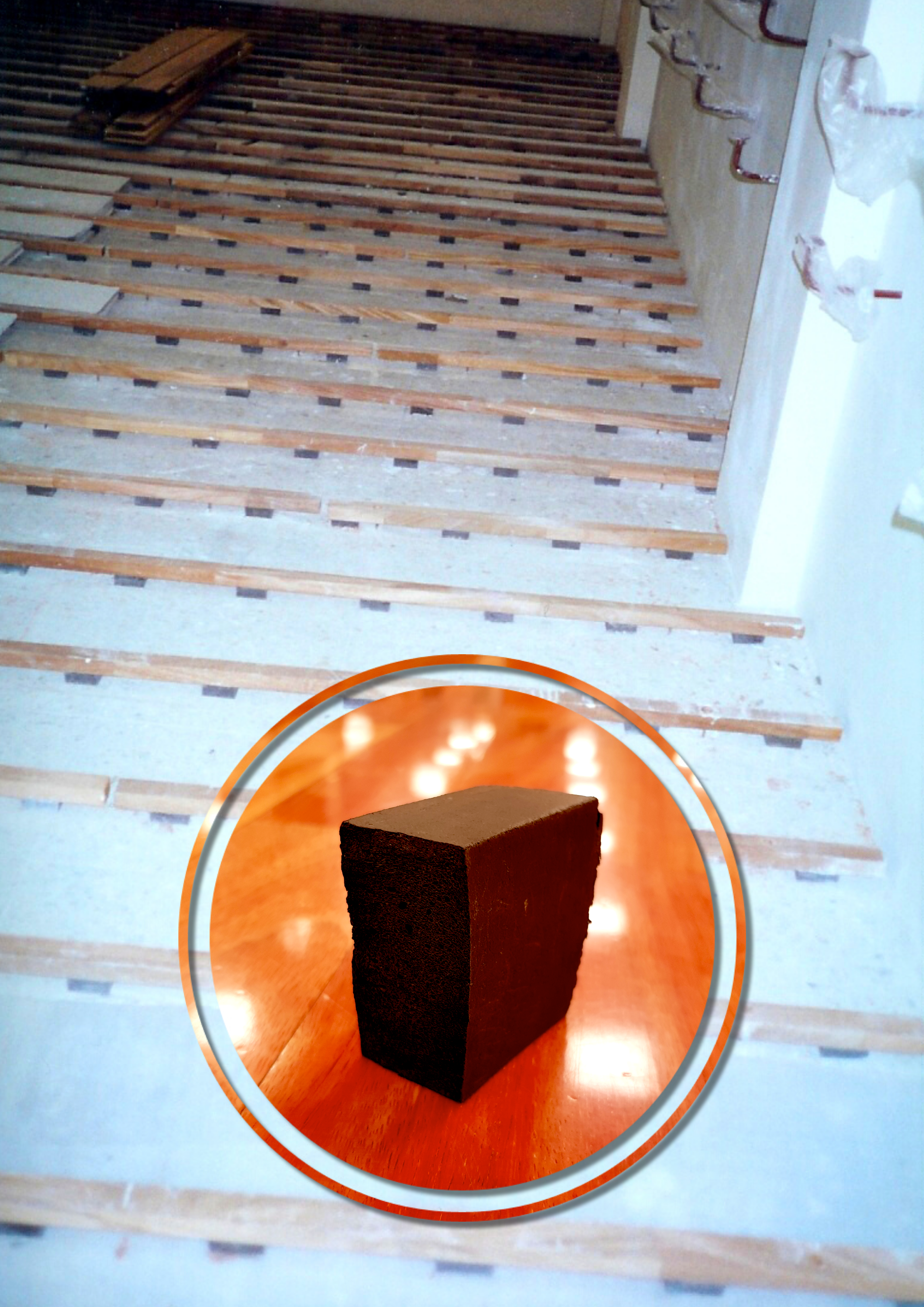 Foto de la colocación del piso de la sala de baile del Centro de Danza Sandra Santa Cruz que muestra cómo se instala la cámara de aire para evitar lesiones. En primer plano muestra uno de los elastómeros que contiene su sala sobre otra foto de fondo con parte de los rastreles de madera y sus elastómeros colocados.