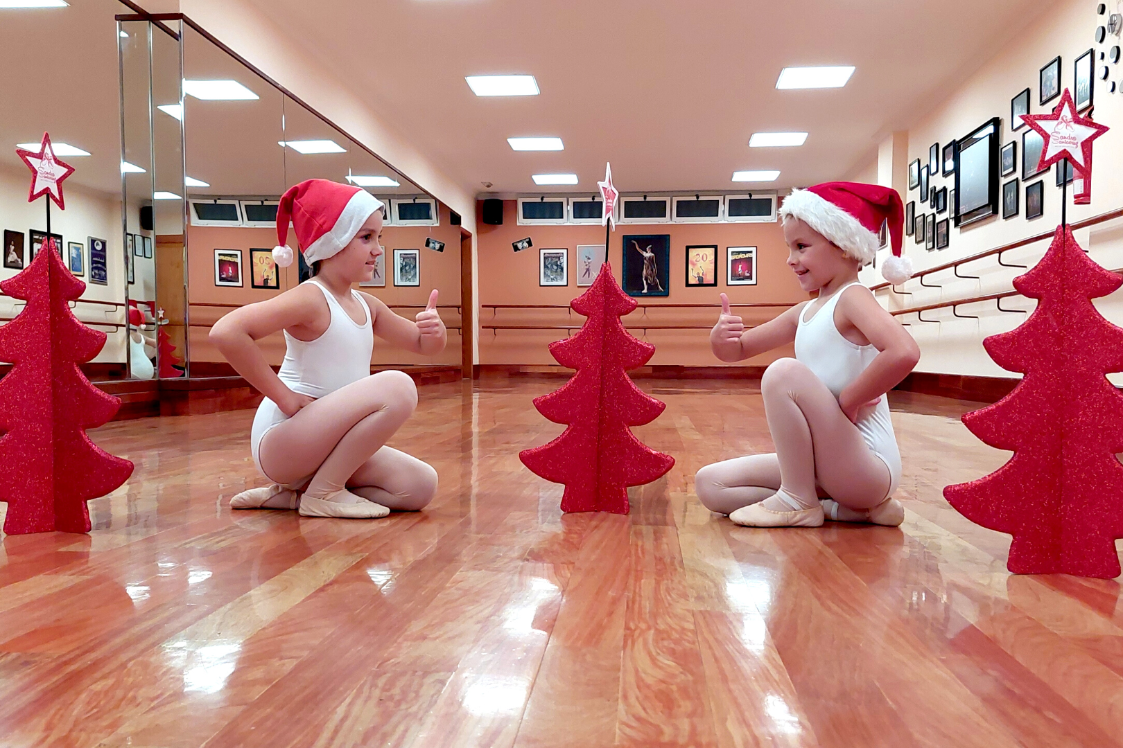 Foto de dos alumnas del Centro de Danza Sandra Santa Cruz, apostando por Papá Noel y los Reyes Magos