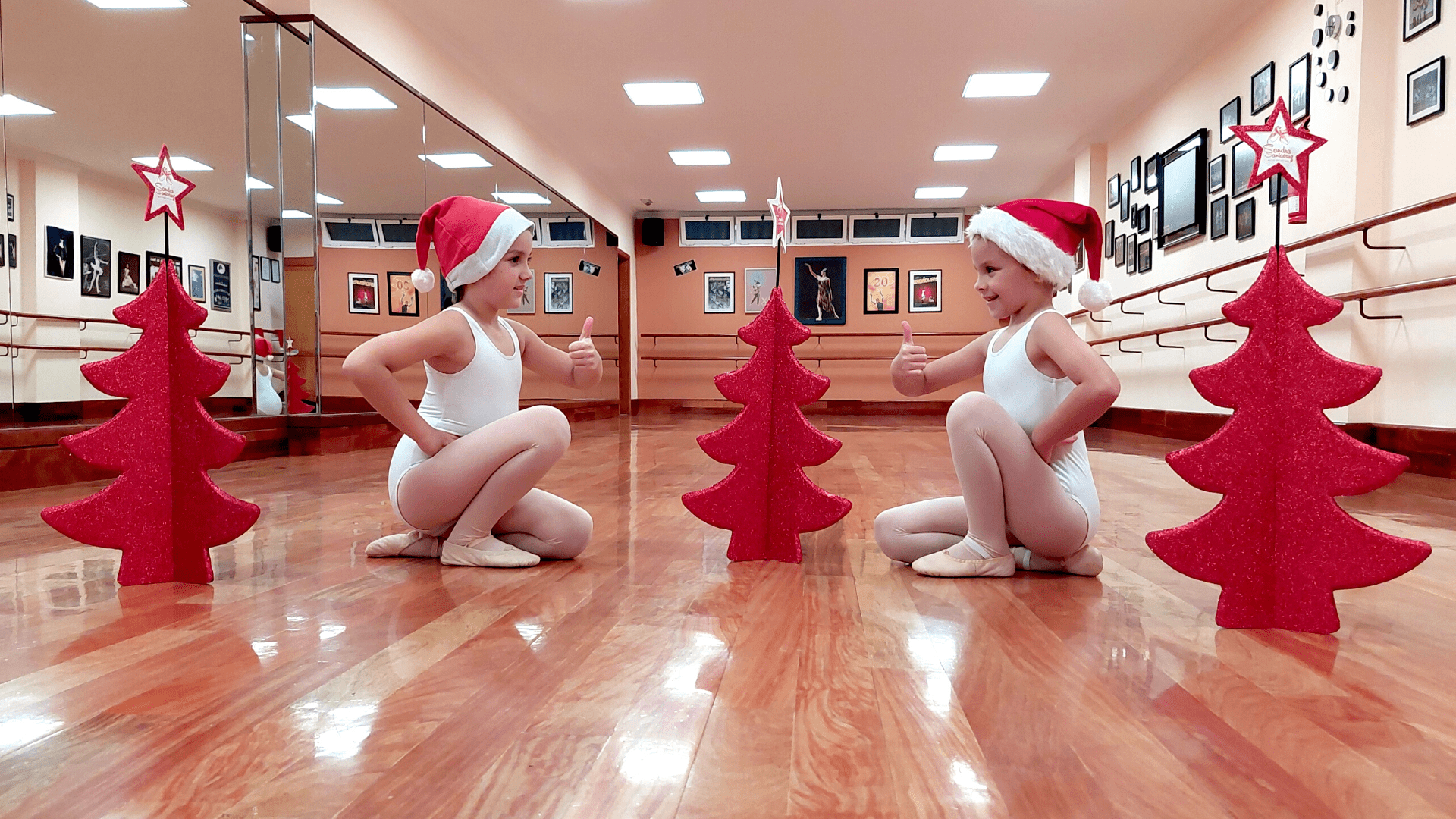 Foto de dos alumnas del Centro de Danza Sandra Santa Cruz, apostando por Papá Noel y los Reyes Magos