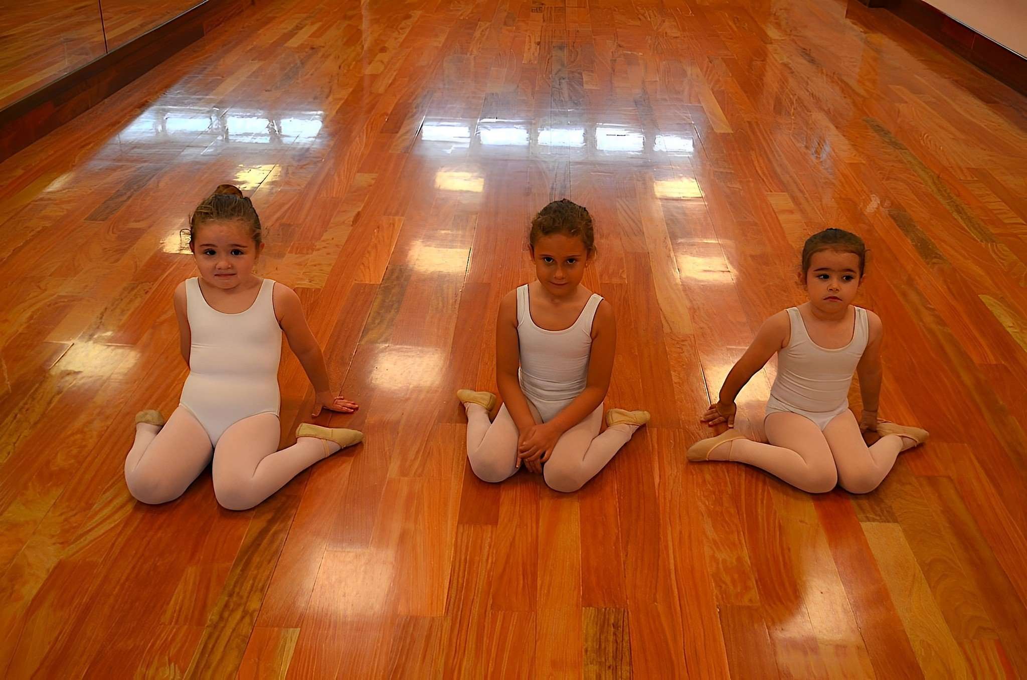 Foto de una alumnas del Centro de Danza Sandra Santa Cruz sentadas en W. La directora del Centro está diseñando un juego correctivo para ayudar a su alumnado a evitar esta posición.