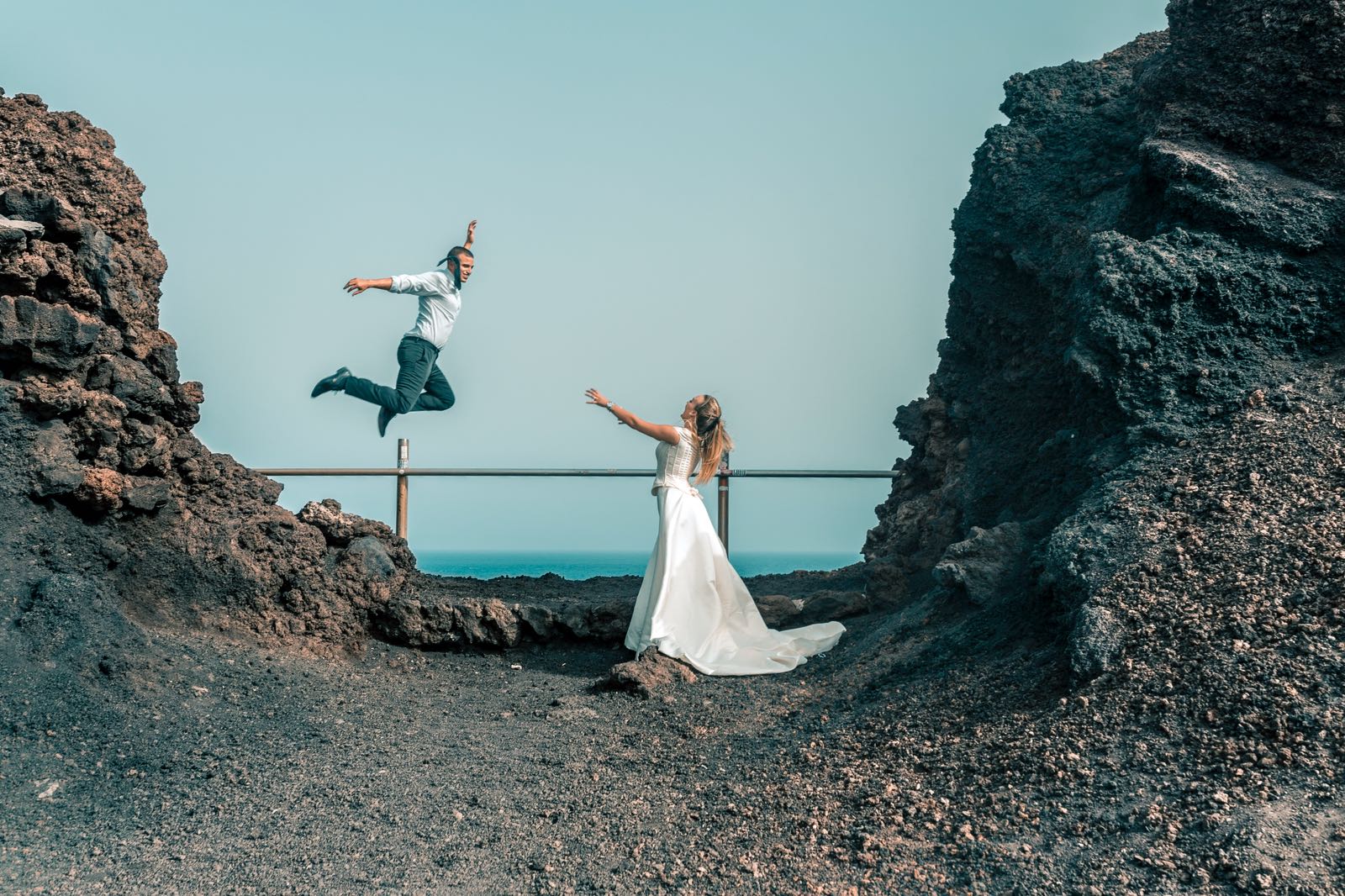 Foto de alumnos de Dance Together del Centro de Danza Sandra Santa Cruz donde le novio salta hacia la novia que lo recibe con los brazos abiertos,