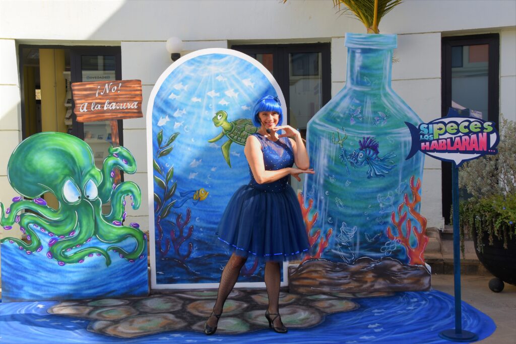 Photocall de "Si los peces hablaran..." en La Casa de la Cultura de Maspalomas el Día Mundial de las Bibliotecas. Nos encantaría poder divulgar sus mensajes también en Disneyland París.