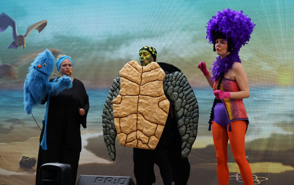 Foto de "Colorines" y "Doña Paciencia", personajes de " Si los peces hablaran..." con "Gotita Saltarina" una de las marionetas de Entretíteres, que actuará para el Día Mundial de los Océanos 2026 en Tijarafe.