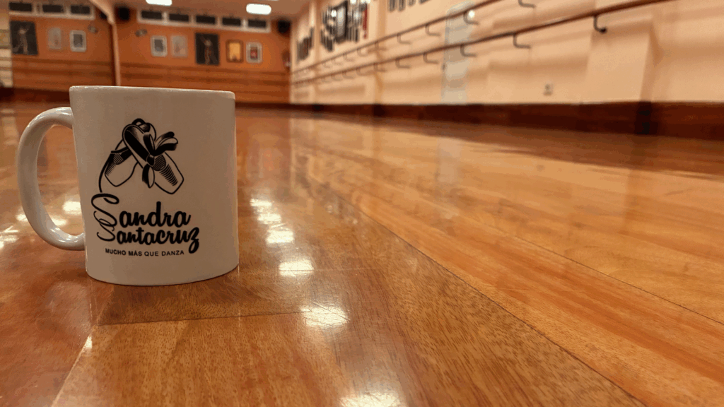 Taza corporativa del centro de danza sandra santa cruz que te desvela cómo elegir una escuela de danza